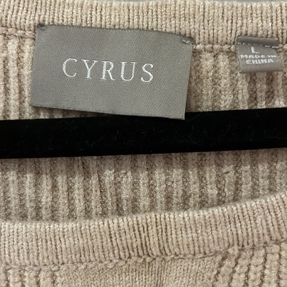 Cyrus brand new large sweater - Picture 5 of 7